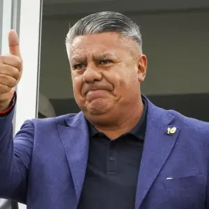 La AFA desmintió que la justicia de Estados Unidos citara al “Chiqui” Tapia y le secuestrara el celular, pero las balas pican cerca