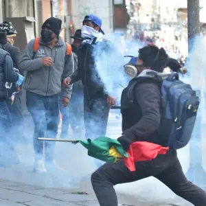 Video: Continúan los bloqueos, crece la tensión en La Paz y ordenan detener a un dirigente de la COB