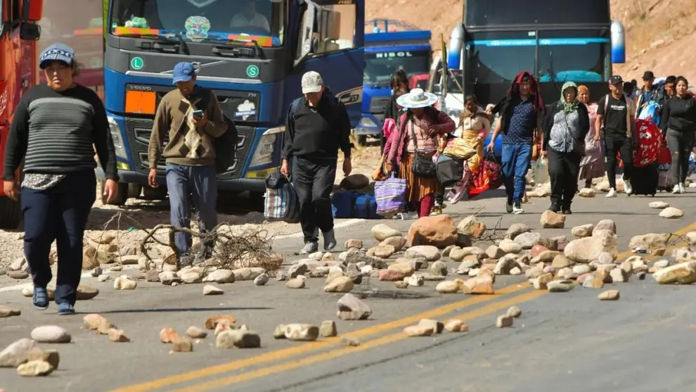 carretera bloqueada con escombros en Achica Arriba (Bolivia)