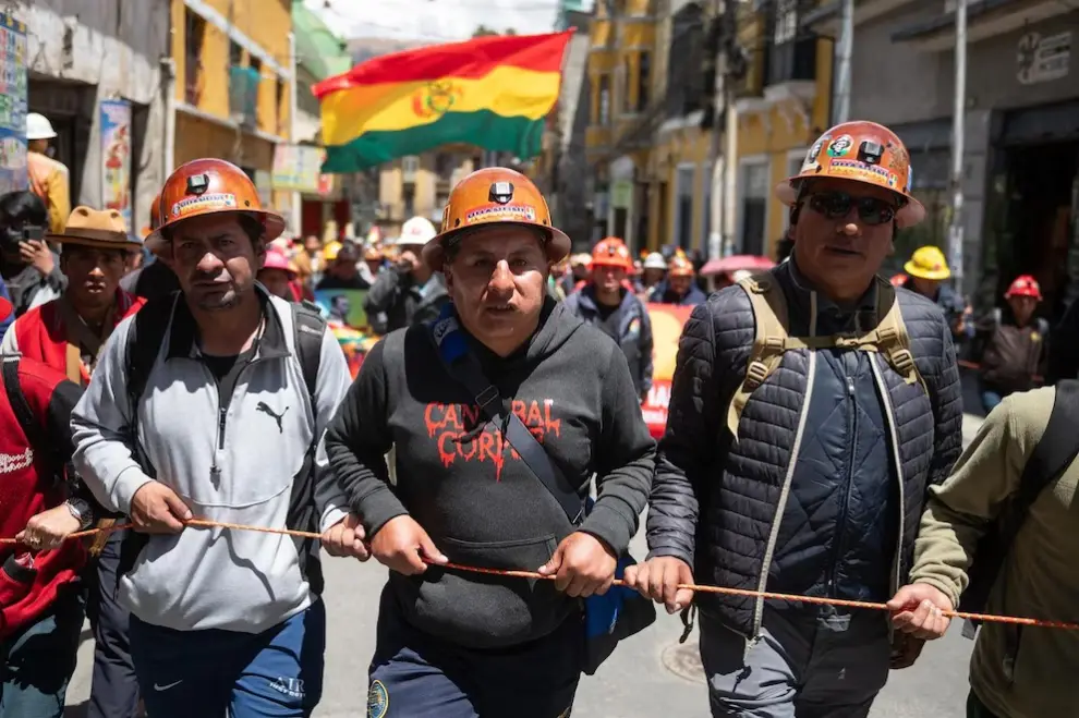 
Sectores afines a Evo Morales continúan su avance hacia La Paz y aumentan la tensión en Bolivia tras dos semanas de bloqueos
