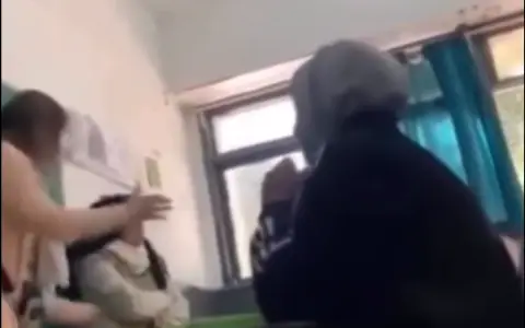 La directora intervino frente a un curso con reiterados problemas de conducta y el episodio terminó viralizándose en redes sociales.