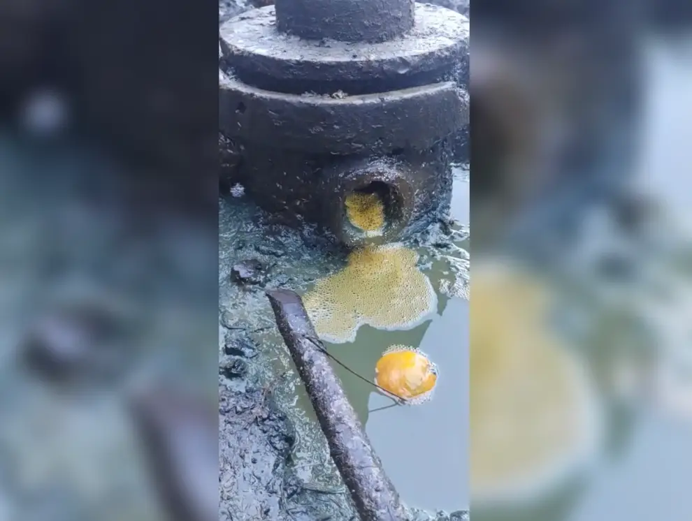 Los hidrocarburos que se van vertiendo en el suelo y agua del lugar