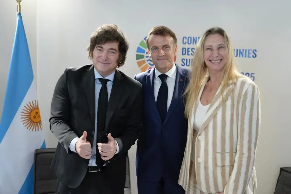 El presidente, Karina Milei y el mandatario francés Emmanuel Macron.