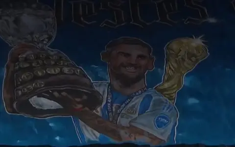 La gigante bandera que le hizo la hinchada de Belgrano al campeón del Mundo Cristian "Cuti" Romero.