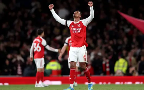 El Arsenal de Inglaterra, a un paso de consagrarse campeón en Inglaterra, algo que no consigue desde 2004.