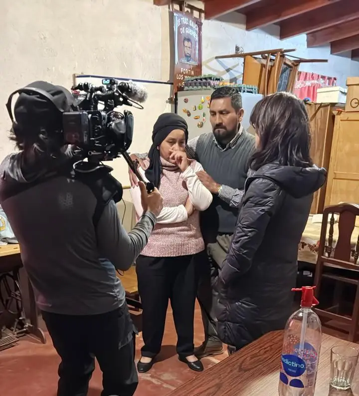 Yapura y Vera, en el interior de su casa junto a un medios de Francia.