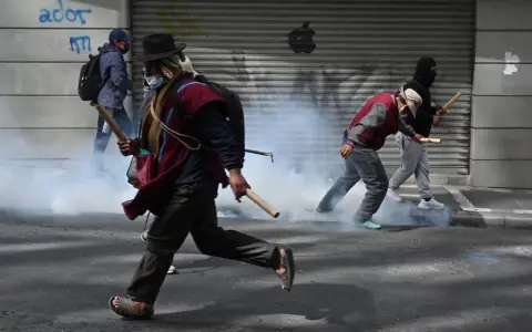Enfrentamientos entre manifestantes y la Policía durante una movilización que exige la renuncia de Rodrigo Paz en Bolivia