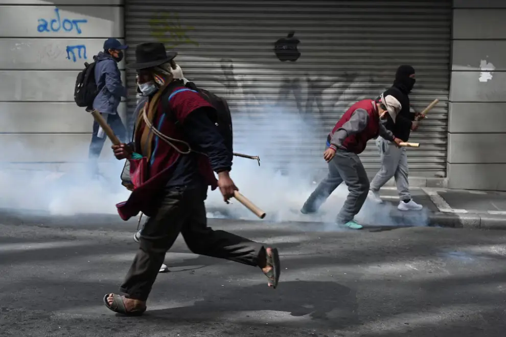 Enfrentamientos entre manifestantes y la Policía durante una movilización que exige la renuncia de Rodrigo Paz en Bolivia