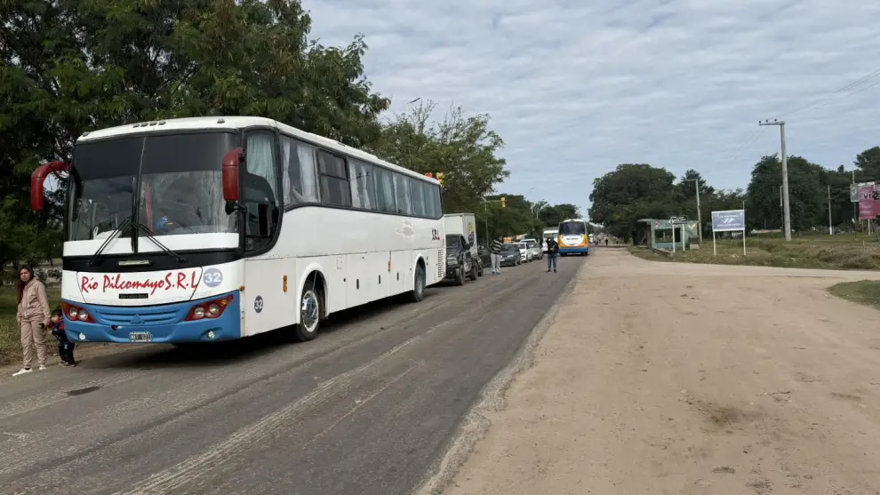 La fila de vehículos sobre la ruta 34 esperando que les den paso