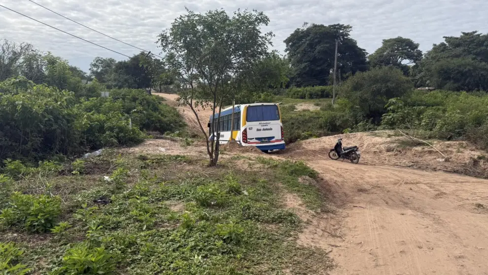Un colectivo quedó estancado en uno de los caminos alternativos a la ruta 34.