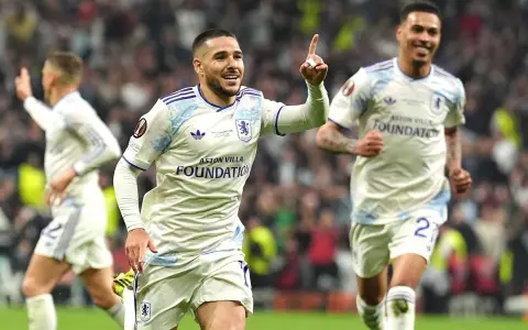 Emiliano Buendía celebrando el golazo que metió en la final de Estambul