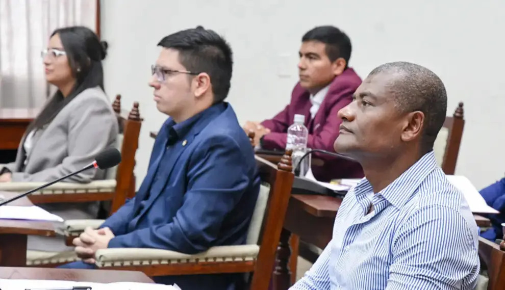 Sesión del Concejo Deliberante de Salta (López traje azul, Casasola bordó)