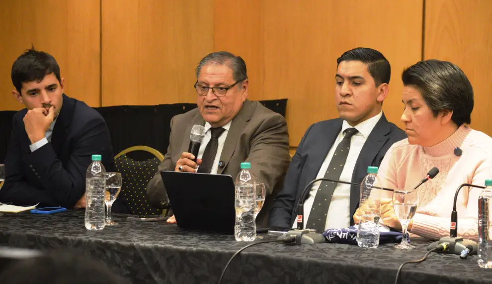 Roberto Reyes en la conferencia de prensa.