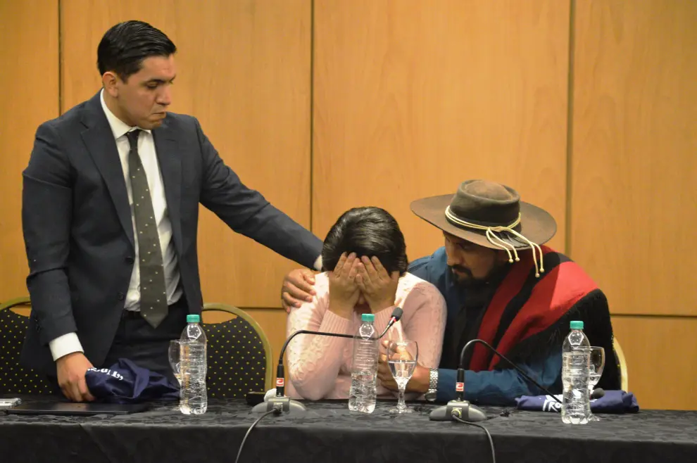 Ezequiel Reyes y Clemente Vera, tratan de calmar a Beatriz Yapura.