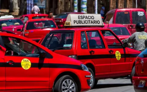 Así podría quedar un taxi salteño con publicidad 