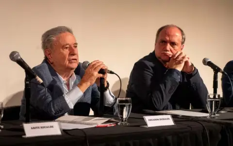 Duhalde en una presentación en la Universidad de Lanús.