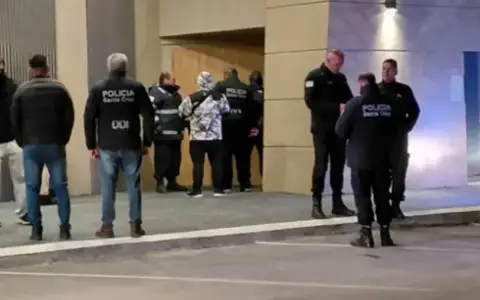 Efectivos de seguridad en la Universidad tras el ataque.