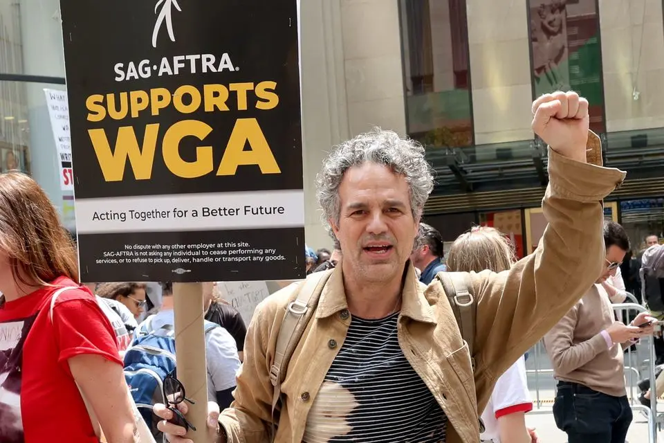 Mark Ruffalo en huelgas de actores y guionistas en Hollywood (2023)