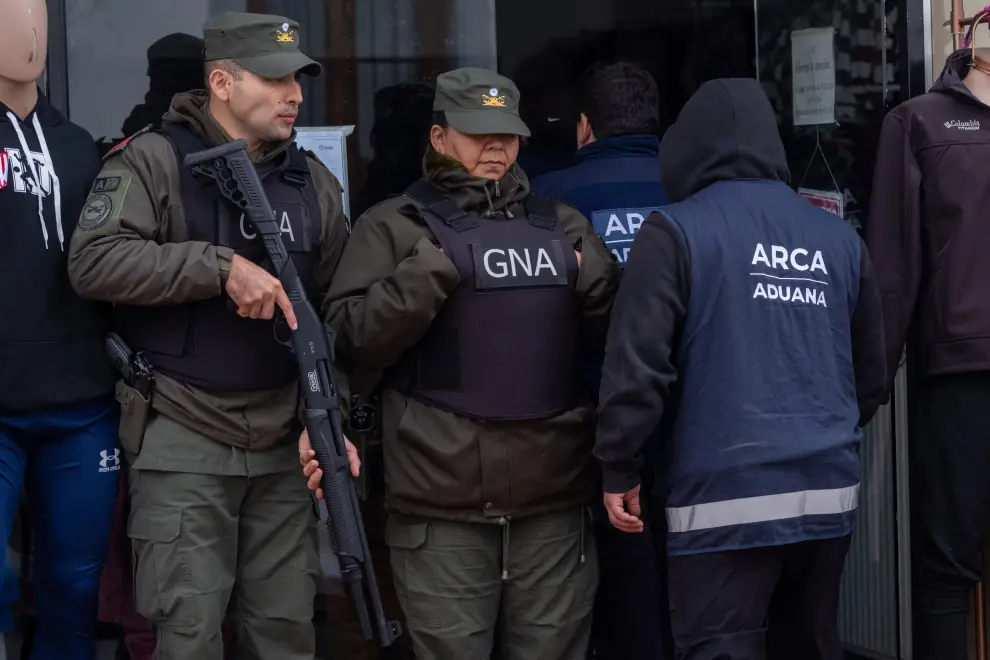 Allanamiento en local de ropa por parte de ARCA y gendarmería