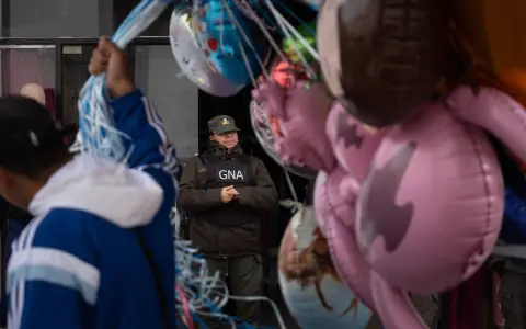 Allanamiento en local de ropa por parte de ARCA y gendarmería 