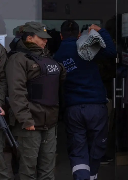 Allanamiento en local de ropa por parte de ARCA y gendarmería 