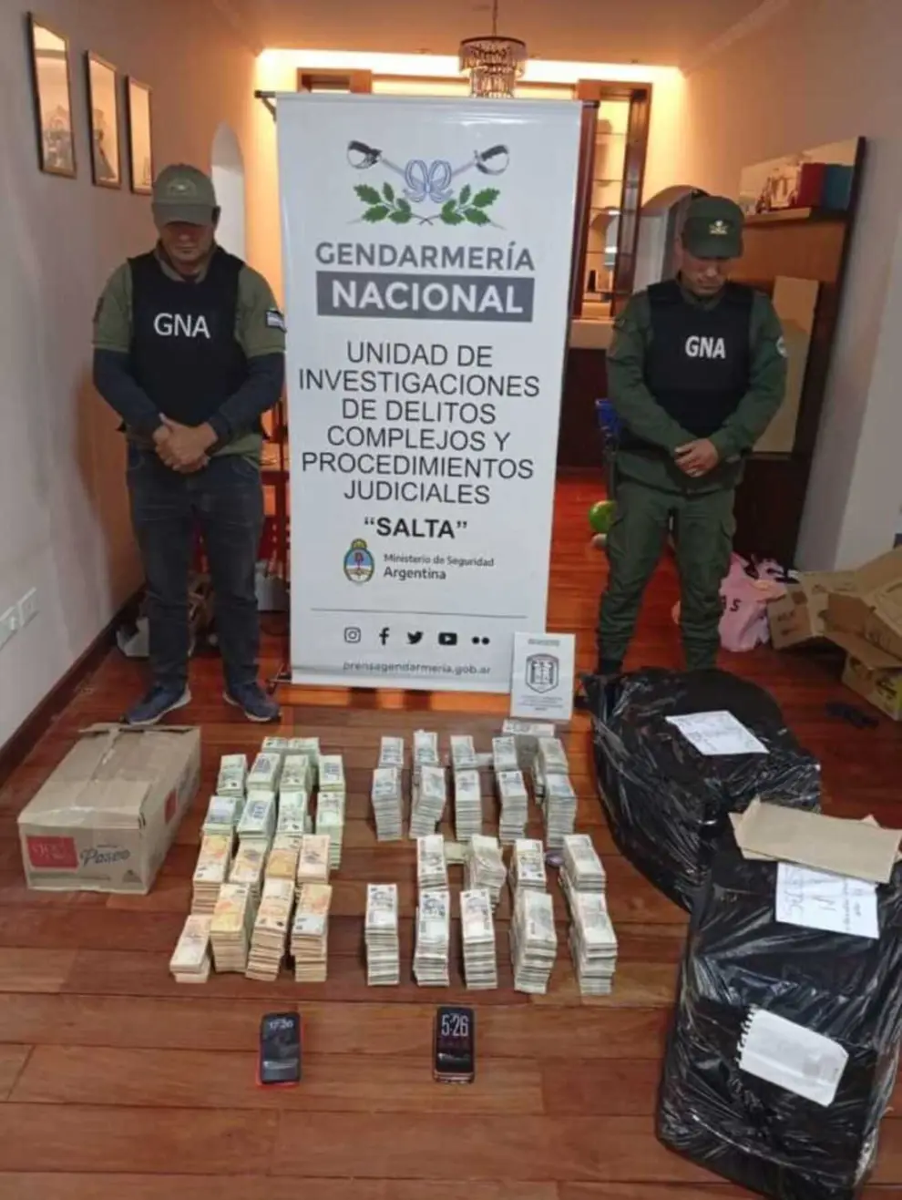 Dinero incautado en los allanamientos a la marca Divinas