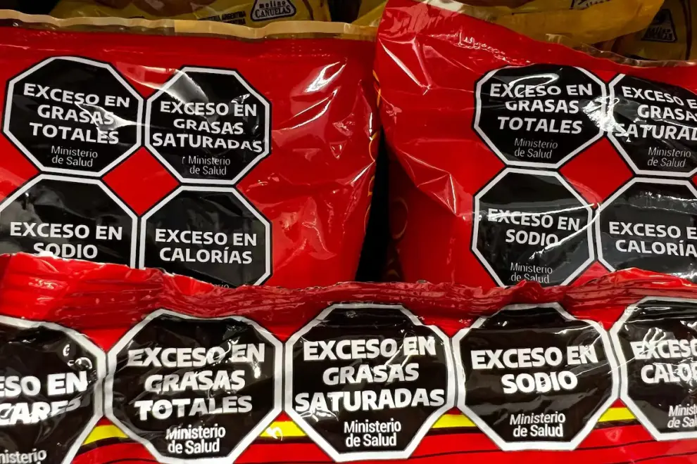 Los octógonos negros que deben incluir los envases de alimentos y bebidas sin alcohol con exceso de nutrientes críticos.