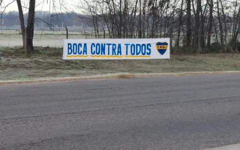 Una de las banderas de la barra de Boca que aparecieron en las inmediaciones del predio xeneize en Ezeiza