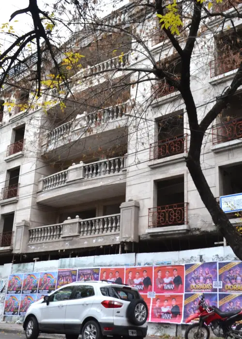 Edificio abandonado en calle Dean Funes