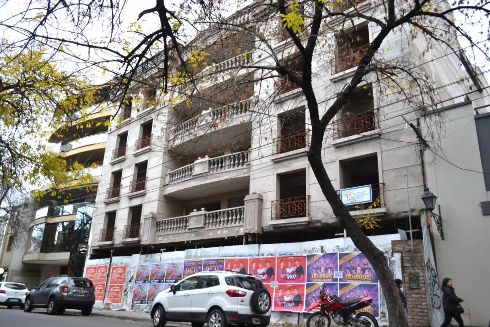 Edificio abandonado en calle Dean Funes