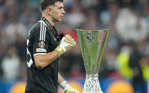 Emiliano Martínez, otro campeón del Mundo resentido a pocas semanas del Mundial 2026.