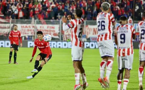 El chileno Maximiliano Gutiérrez ya sacó el derechazo que se clavó en el ángulo, para bajarle la persiana al triunfo de Independiente ante Unión.