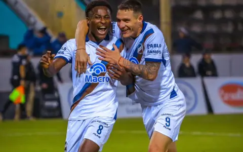 Pedro Muné y John Palacios, los autores de los goles de Juventud en una noche de desahogo en el Martearena.