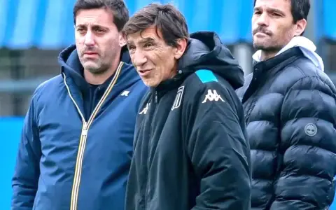 Gustavo Costas, junto a Diego Milito y el Chino Saja, los encargados de comunicarle que no seguirá en Racing.