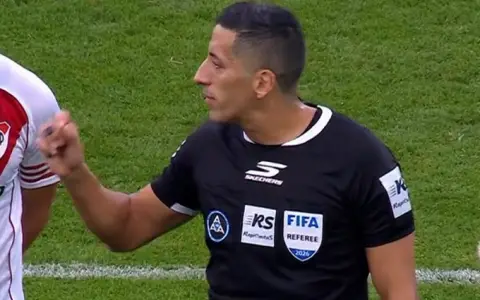 Yael Falcón Pérez, junto al VAR, protagonistas de la gran polémica, determinante en el título de Belgrano en la final ante River.