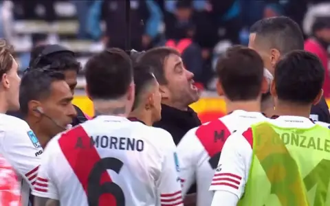El Chacho Coudet, como loco con el árbitro Yael Falcón Pérez.