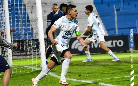 El capitán de Gimnasia y Tiro, Matías Birge, sale disparado a festejar el gol del empate salvador en el Gigante del Norte.