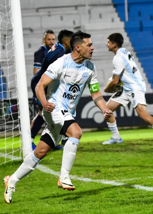 Lautaro Gordillo celebra el gol de penal de Gimnasia ante Maipú.