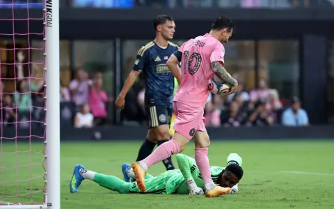 Se lesionó Lionel Messi y preocupa a los argentinos.
