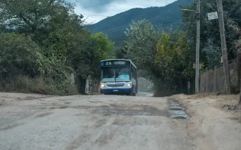 Colectivo en barrio Las Colinas 