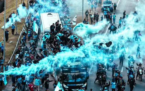 El plantel de Belgrano festejó con los hinchas recorriendo las calles de Córdoba y hasta armaron la fiesta ¡en la casa de Talleres!