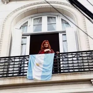 La Cámpora se manifestó en la casa de Cristina y recordó la asunción de Néstor Kirchner un 25 de mayo