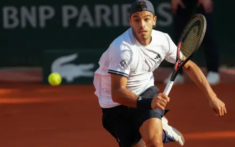 Francisco Cerúndolo metió un triunfazo en su debut en Roland Garros.