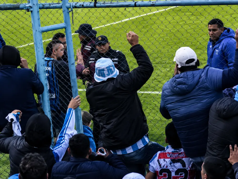 La furia de los hinchas con la policía frente
