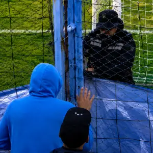 Investigan a policías salteños que rompieron una bandera y provocaron en el partido de fútbol entre Gimnasia y Tiro y Gimnasia de Jujuy