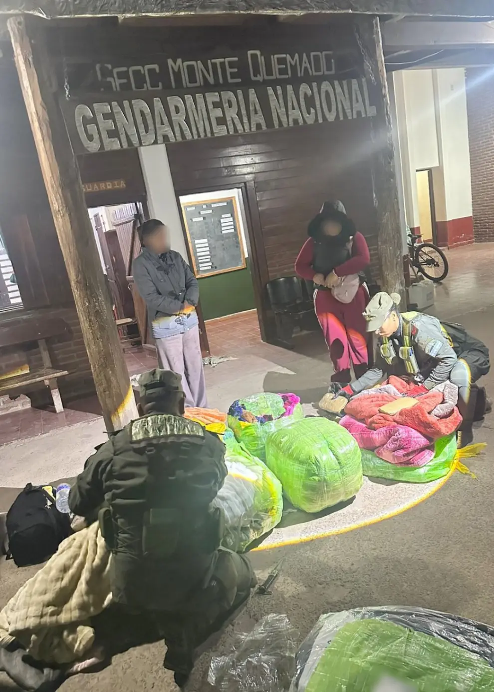 Más de 12 kilos de cocaína envueltos entre acolchados y mantas.
