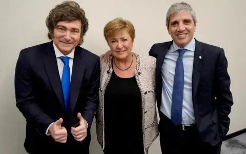 Javier Milei y Luis Caputo junto a la titular del FMI, Kristalina Georgieva (Foto: Presidencia).
