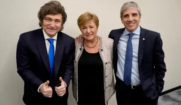 Javier Milei y Luis Caputo junto a la titular del FMI, Kristalina Georgieva (Foto: Presidencia).

