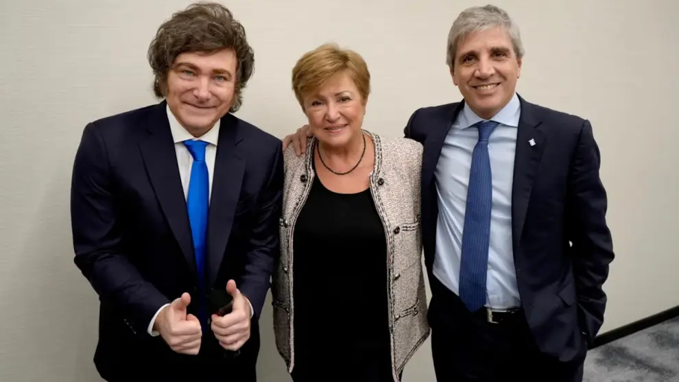 Javier Milei y Luis Caputo junto a la titular del FMI, Kristalina Georgieva (Foto: Presidencia).