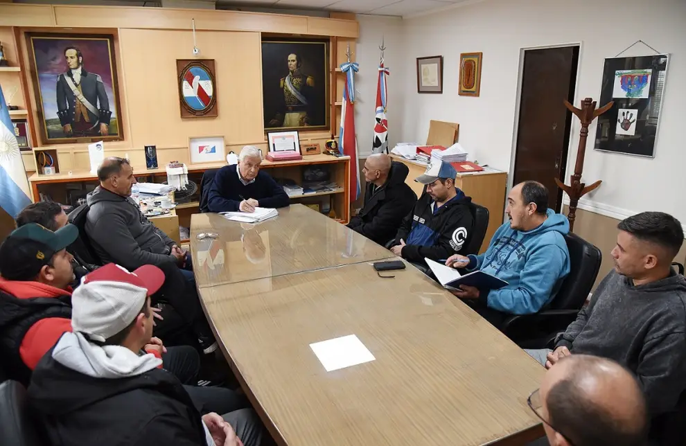 El presidente municipal de Concepción del Uruguay se reunió con los representantes de los trabajadores de la Granja Tres Arroyos